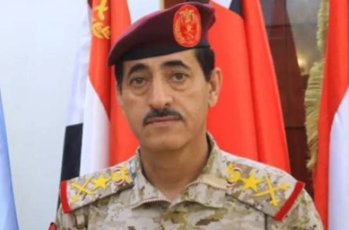 وزير الدفاع: القوات المسلحة اليمنية ستتصدى لأي خروقات جوية معادية بكافة الوسائل المتاحة