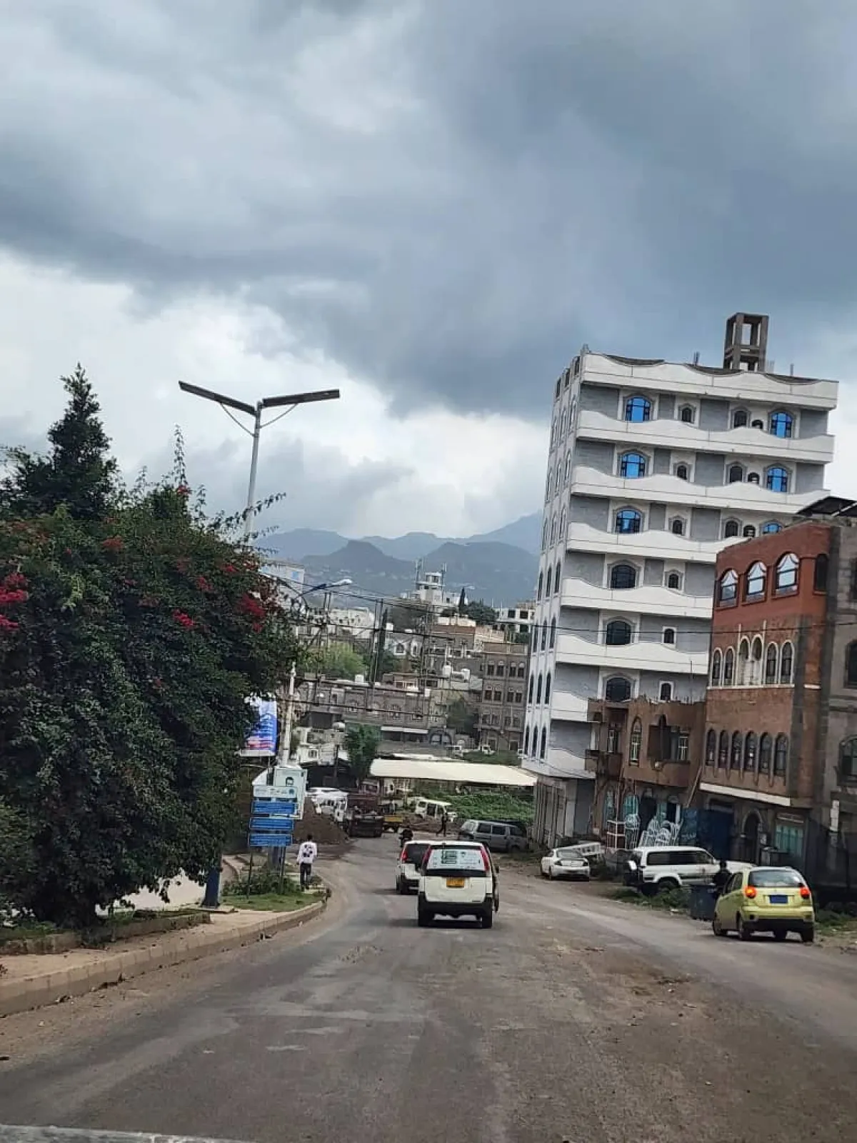 إصابة مدنيين اثنين في اشتباكات مسلحة بمدينة إب